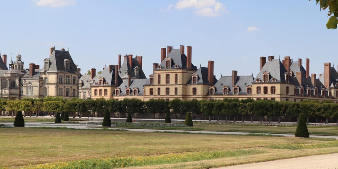 Vue sur le château de Fontainebleau avec au premier plan de la verdure