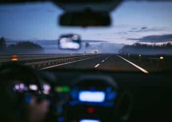 Vue sur une autoroute depuis l'intérieur d'une voiture, à l'aube