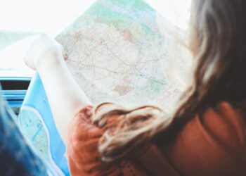 Femme dans un minibus tenant une carte