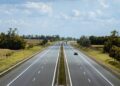 Article sur comment appréhender un long voyage en voiture accompagné d'une photo d'une autoroute.