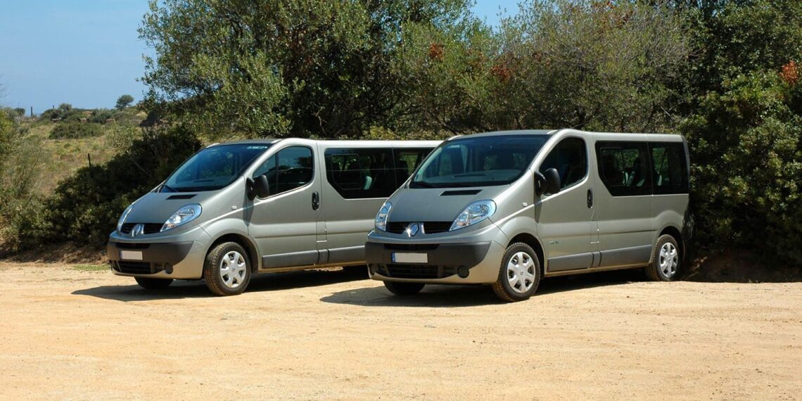 Deux minibus pour illustrer l'article : 4 bonnes raisons de louer un minibus pour votre club sportif.