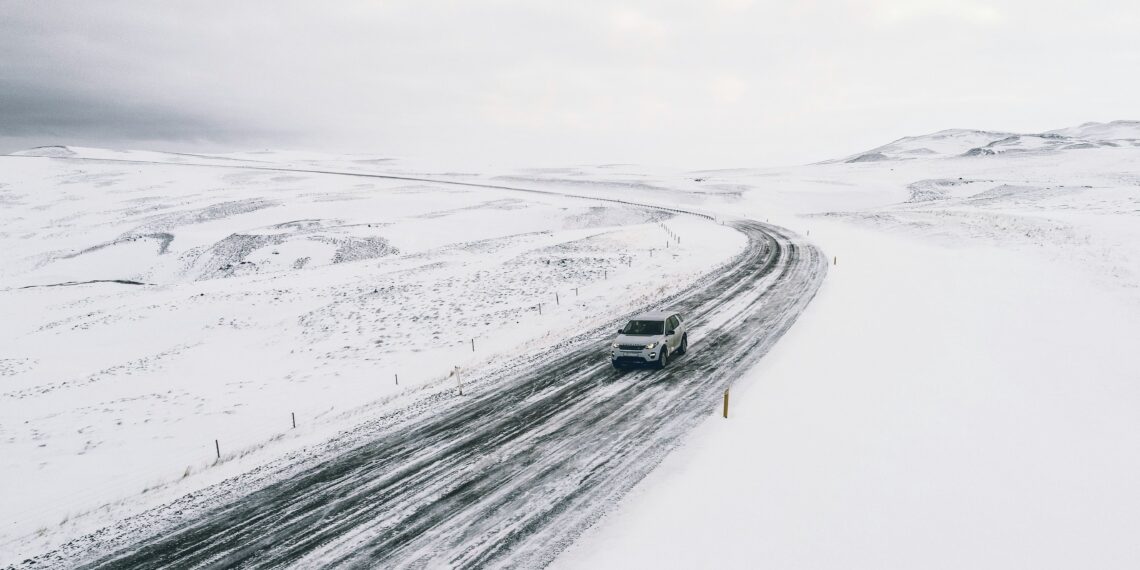 Une photo pour illustrer un article sur comment bien conduire sur la neige
