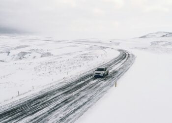 Une photo pour illustrer un article sur comment bien conduire sur la neige
