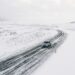 Une photo pour illustrer un article sur comment bien conduire sur la neige
