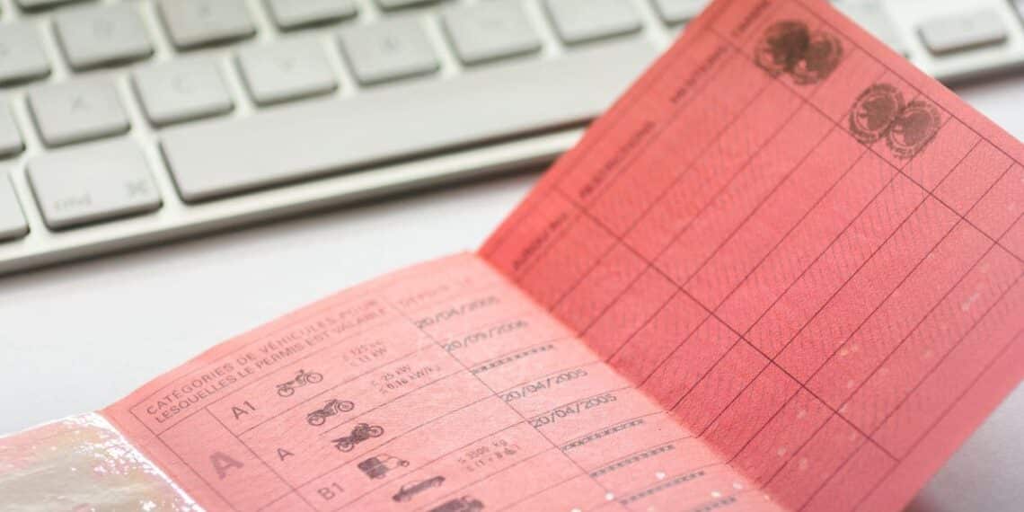 Photo d'un permis sur un ordinateur pour mettre en avant la transition vers le permis numérique.