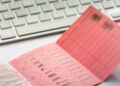 Photo d'un permis sur un ordinateur pour mettre en avant la transition vers le permis numérique.