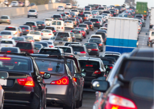 Embouteillage sur autoroute lors du chassé-croisé d'août avec files de voitures à l'arrêt