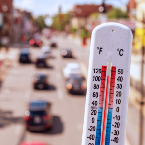 Thermomètre affichant une température élevée au-dessus d'une route en canicule