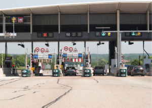 Voitures passant les cabines de péage sur autoroute avec voies télépéage et carte bancaire